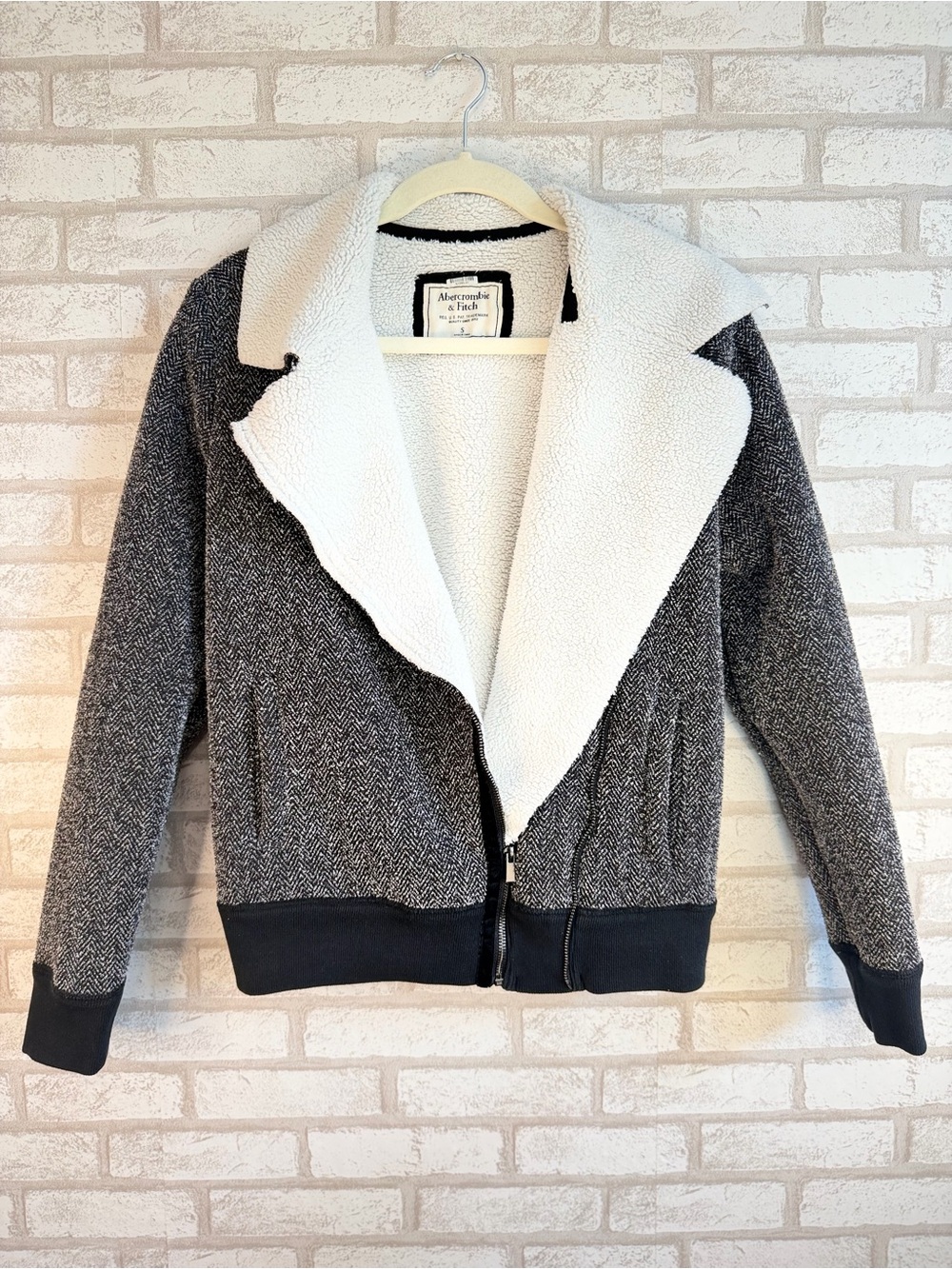 Abercrombie & Fitch Women's Black & White Herringbone Sherpa Jacket